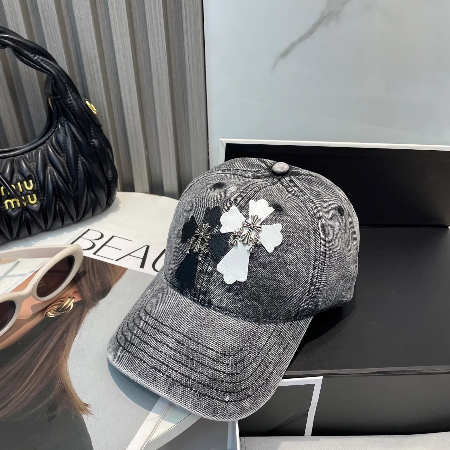 P76 Crow Heart 🆕🆕25 new baseball cap, stylish and classic cross logo, casual with a cool feeling, unisex style, same style for men and women! Very easy to match! Head circumference: 56-58cm is available